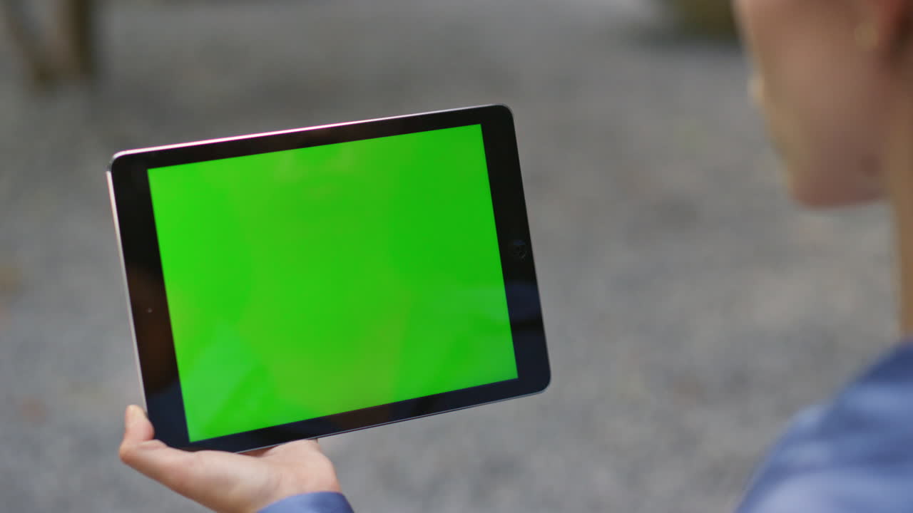 mockup de tableta con pantalla verde de primer plano. gerente trabajando remotamente