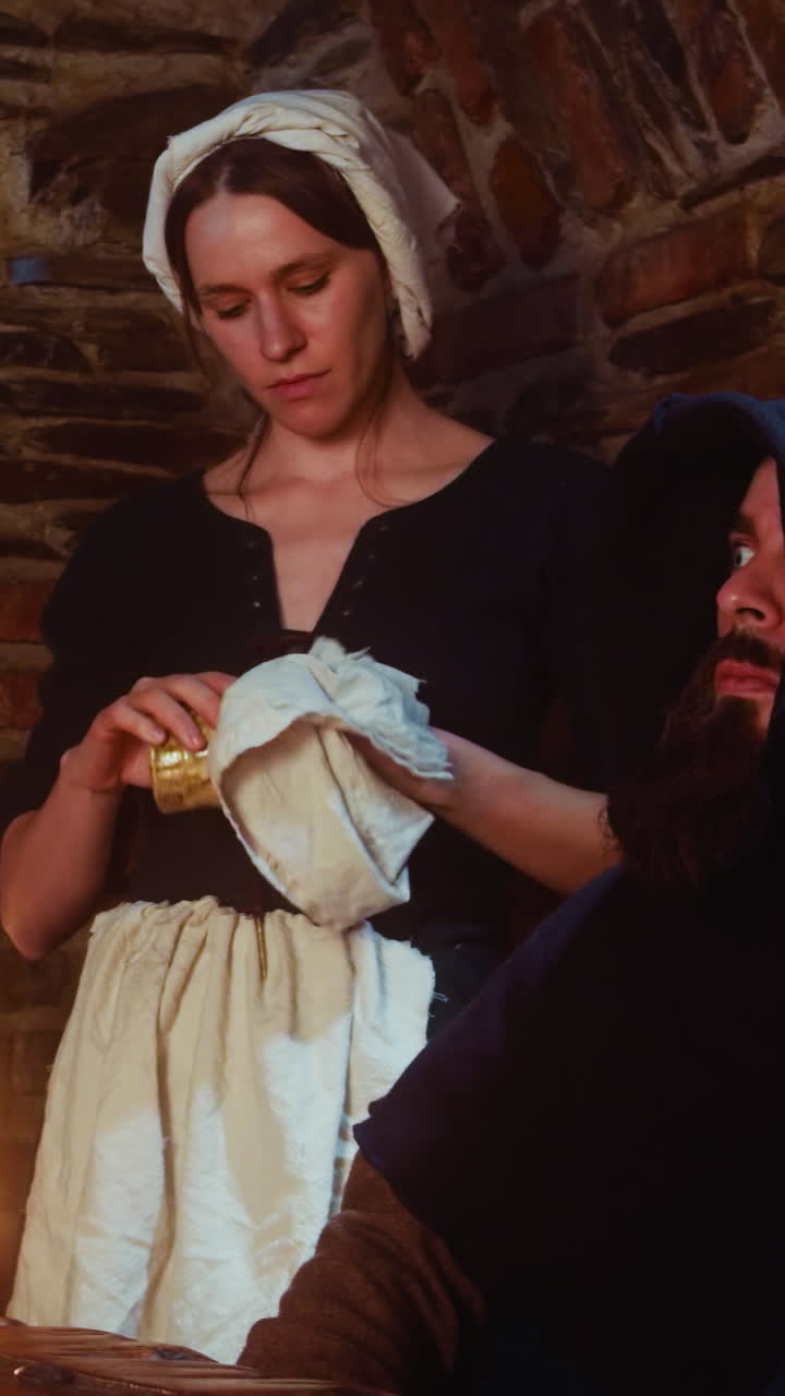 Uomini impauriti dal nuovo ospite e una cameriera pulisce un bicchiere in taverna. I clienti abituali guardano con spavento il nuovo arrivato mentre una cameriera annoiata lavora nel pub. Racconto fantasy.