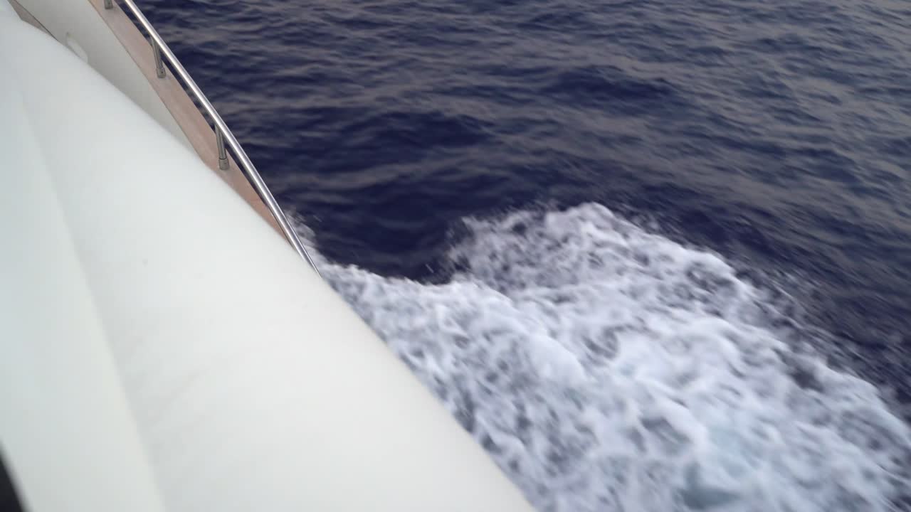 navigando nell'oceano con un grande yacht