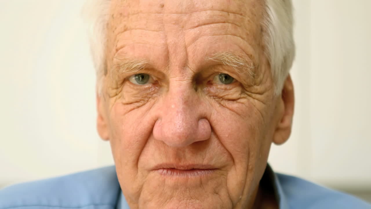 el anciano diciendo no con su cabeza