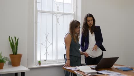 profesionales creativos de la generación del milenio trabajando en una oficina creativa