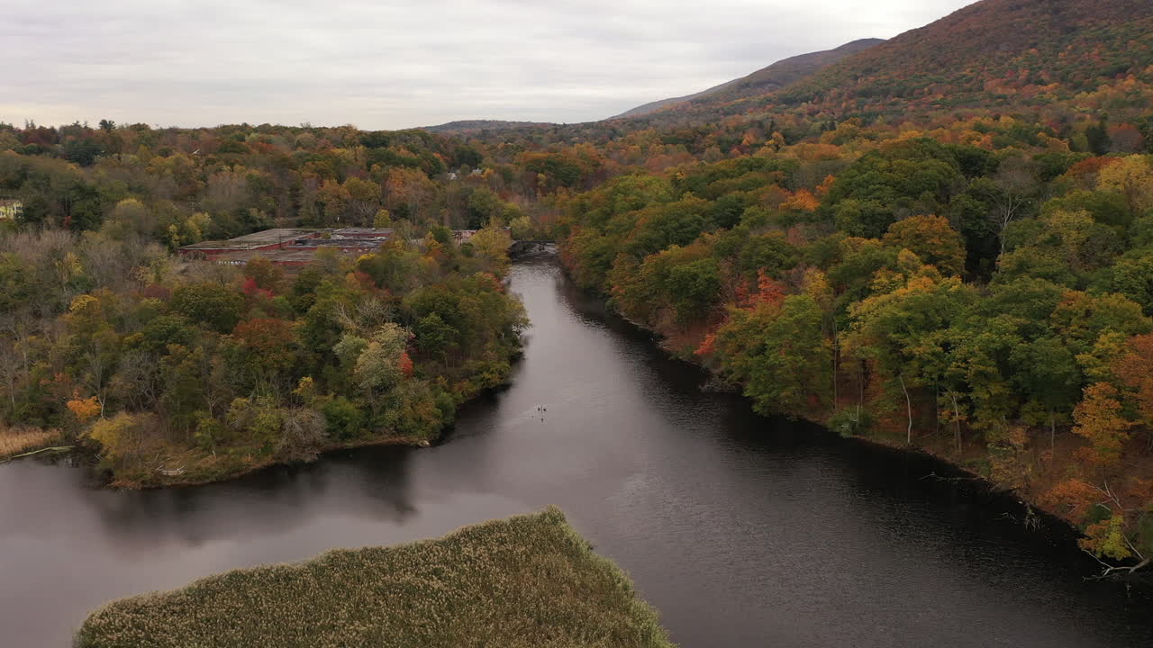 una toma en ángulo alto del colorido follaje de otoño en el norte del estado de nueva york
