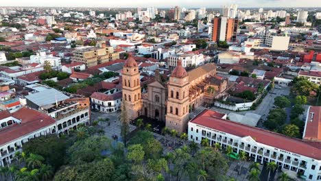 Disparo-De-Drone-Ciudad-Plaza-Principal-Catedral-Viaje