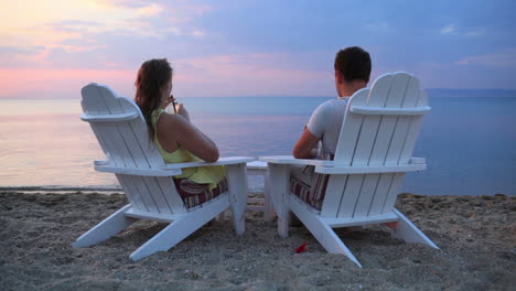 una pareja romántica brindando por la puesta de sol.