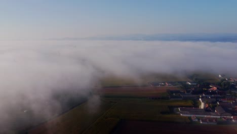 sobre las nubes niebla mágica cinematográfica disparo de drones austria