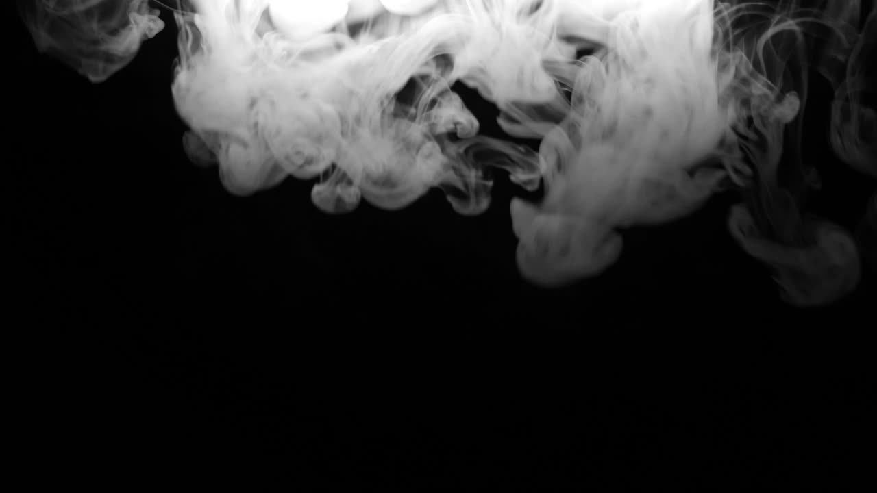 Fumo o vapore bianco che scorre e vortica su sfondo nero