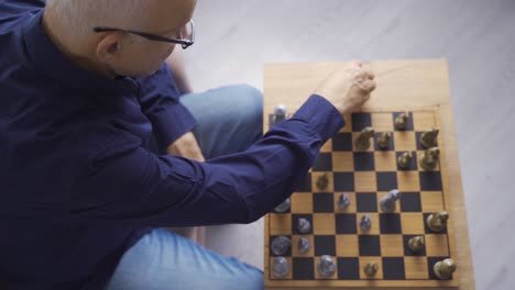 The-old-man-plays-chess-alone.