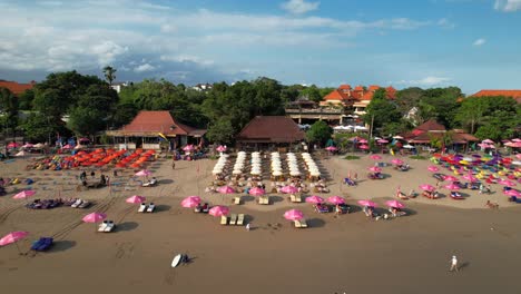 seis playas dobles con muchos paraguas de alquiler para bronceado - toma aérea reveladora, bali, indonesia