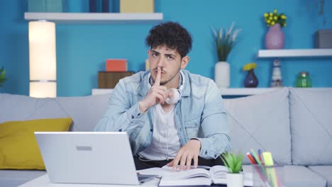 Estudiante-Universitario-Pidiendo-Silencio