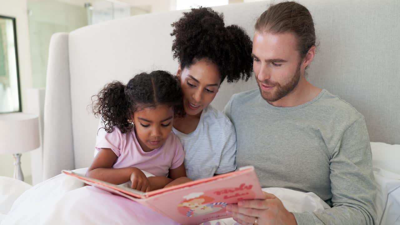 Genitori, camera da letto o bambino che legge un libro di storie