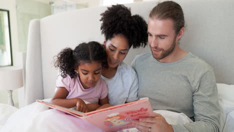 Padres,-Dormitorio-O-Niño-Leyendo-Un-Libro-De-Cuentos