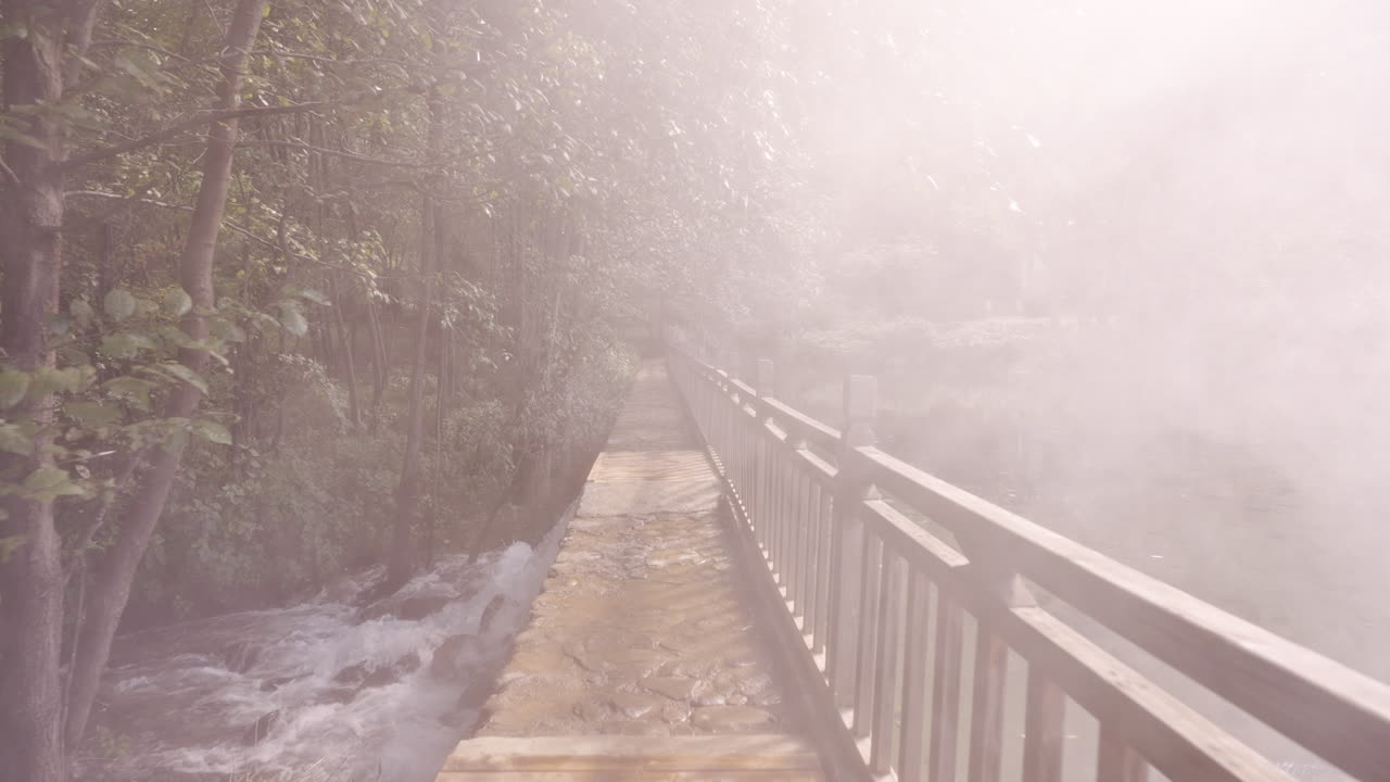 중국 유난 의 위스키 증류소 의 물 원천 의 다리 에서 안개 를  ⁇ 고