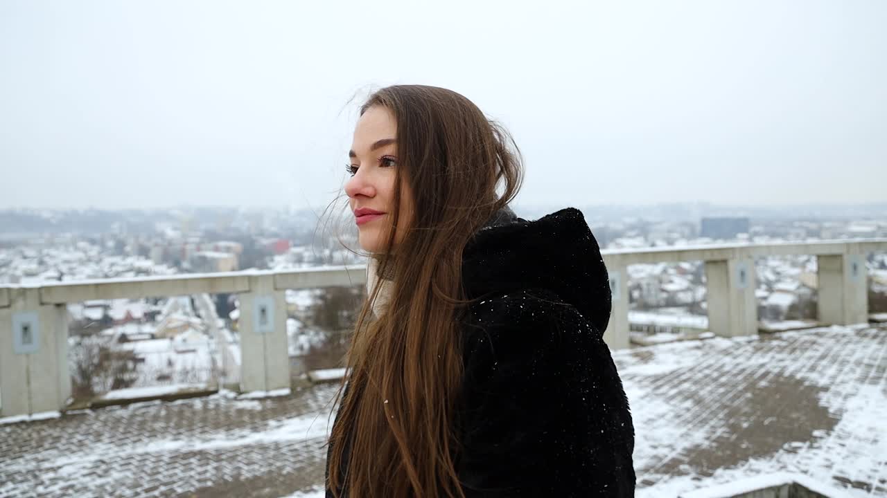 사려깊은 동안 걷는 젊은 백인 여성 모델의 닫습니다