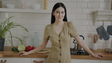 mujer en la cocina