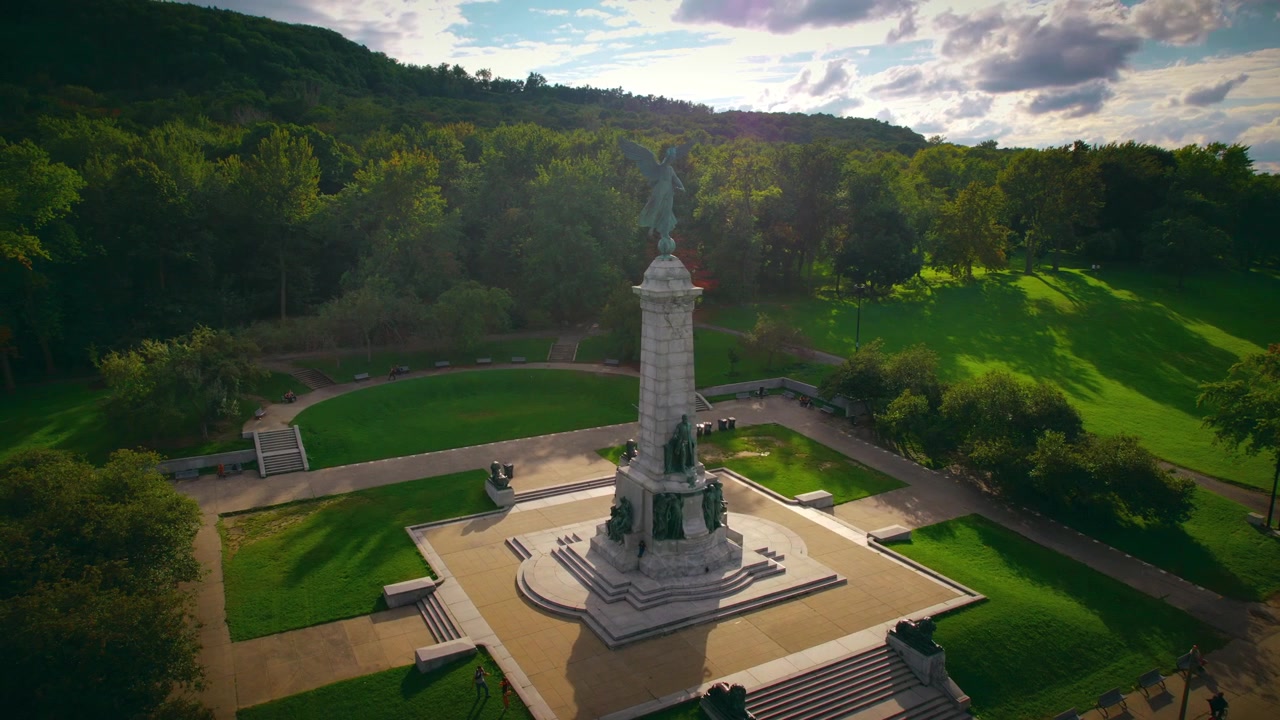 Una panoramica fluida di questa splendida e storica statua di angelo situata vicino a Montreal in Quebec