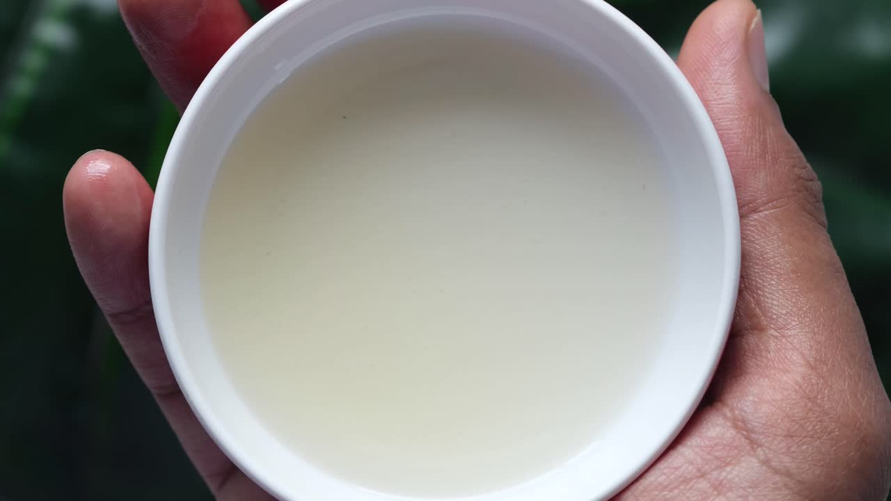 cuenco blanco con líquido