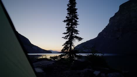 Camping-Fuera-De-Pista,-Tienda-De-Campaña-En-El-Lago-Dawncarnarvon,-Kananaskis,-Alberta,-Canadá