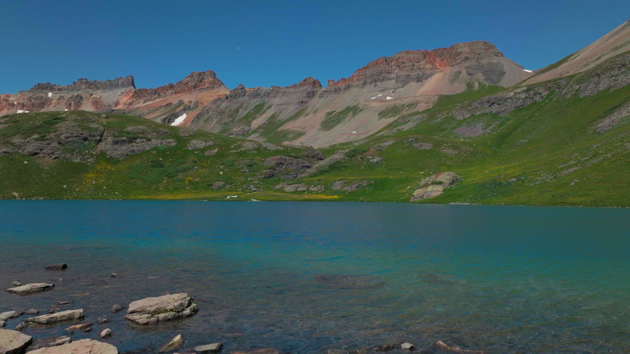 천상의 꿈, 실버턴 빙하, 호수, 공중 드론, 불현실적인 깊은 하늘, 푸른 야생 꽃, 실버톤, 콜로라도 해안선, 푸른 여름, 놀라운 눈, 녹는 바위, 산, 앞으로 드러나는