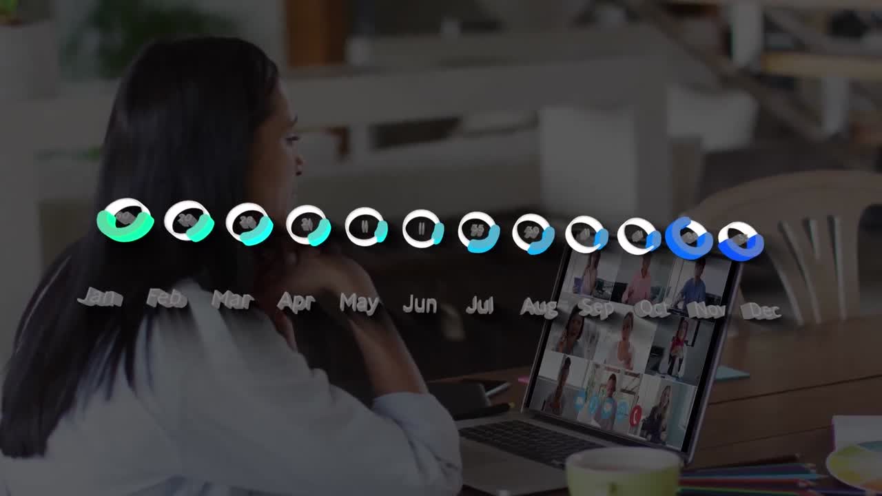 animación del procesamiento de datos financieros sobre mujeres biraciales usando computadoras portátiles