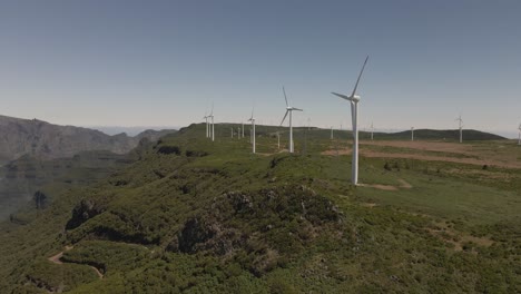 Vista-Aérea-De-Un-Parque-Eólico-En-La-Cima-De-Las-Montañas-De-La-Isla-De-Madeira-1