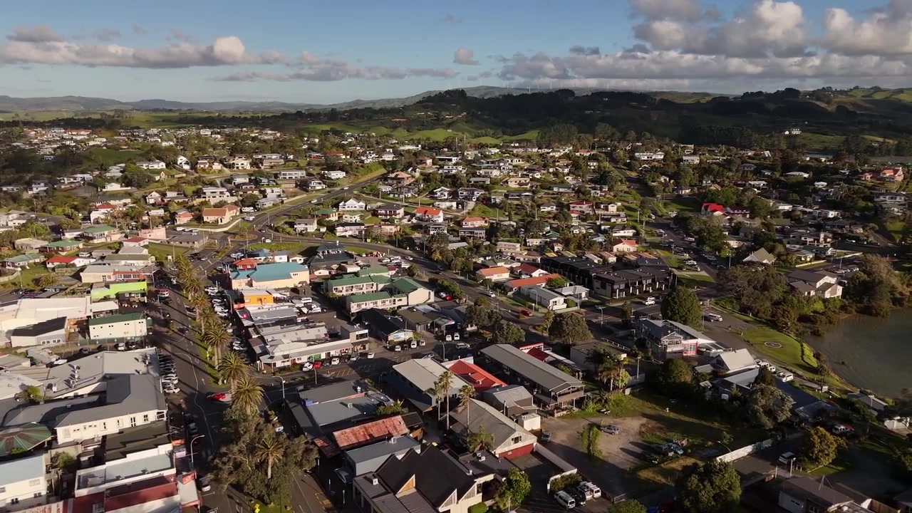 Cảnh quay 4K 60fps chất lượng cao về thị trấn Raglan trên Đảo Bắc của New Zealand lúc hoàng hôn. Video thể hiện những ngôi nhà dân cư yên bình, những con phố yên tĩnh và cộng đồng ven biển ngập tràn ánh sáng ấm áp