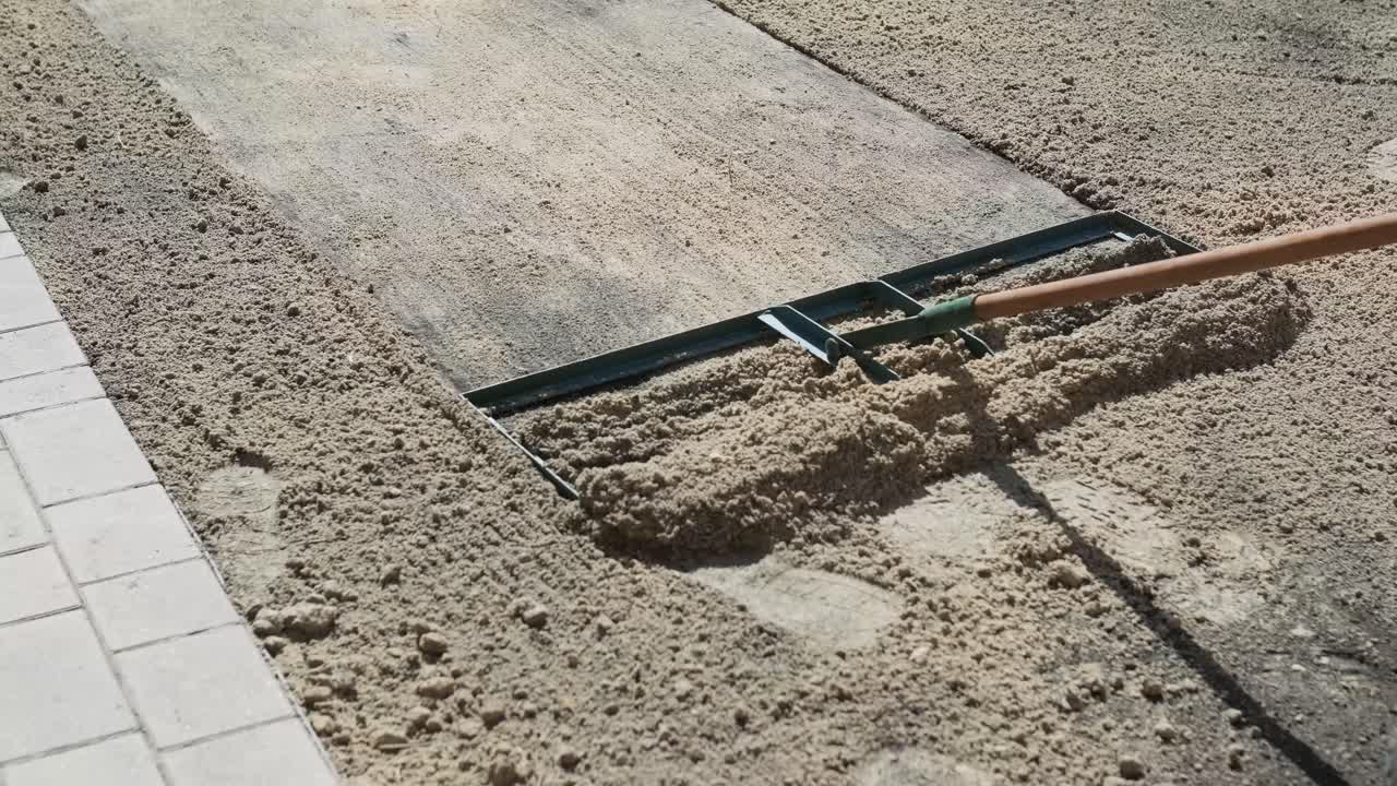 hombre colocando césped en el jardín del patio trasero para la instalación de césped y proyecto de jardinería, centrado en la mejora del hogar y el mantenimiento al aire libre para un césped fresco y verde en un patio residencial