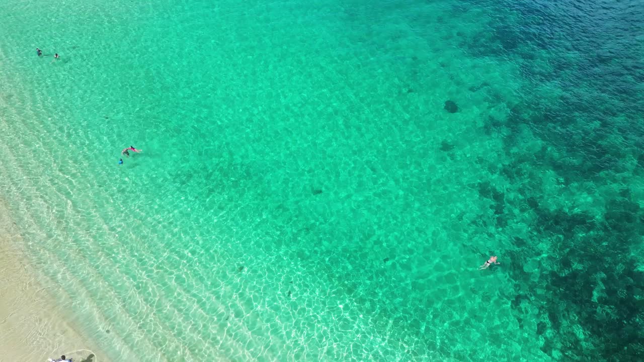 하와이 의 산호초 와 웨이미아 해변 에 내려오는 항공기