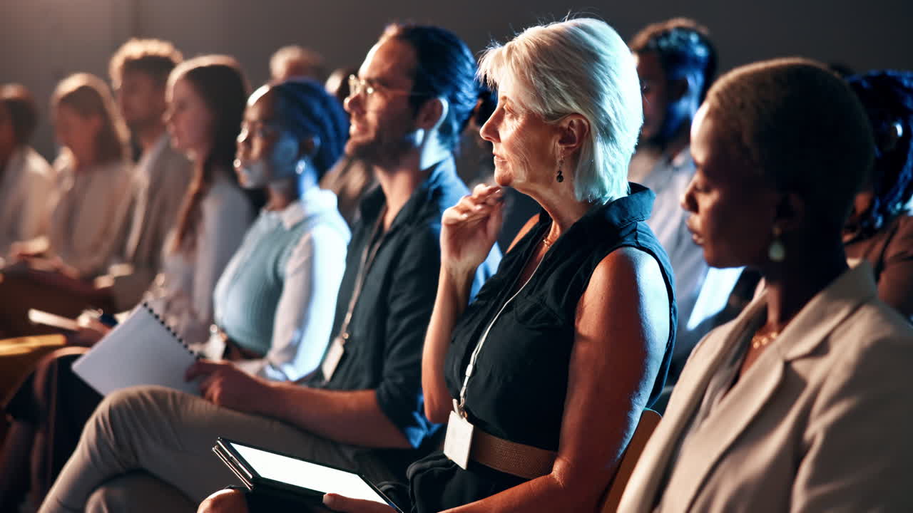 Pubblico professionale attento a una presentazione aziendale