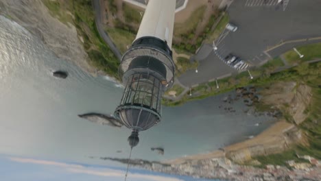 un drone fou survolant le phare de biarritz, en france