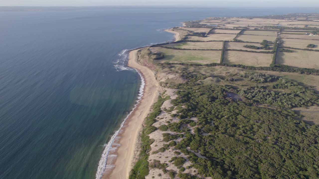 vista panorámica de la isla de phillip con un paisaje marino tranquilo en victoria, australia - toma de avión no tripulado