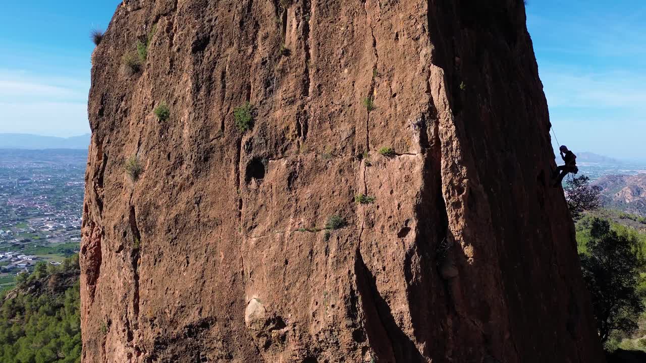 hombre escalando roca vista aérea de deportista rapelando montaña en la panocha, el valle de murcia, españa mujer rapelando por una montaña escalando una gran roca