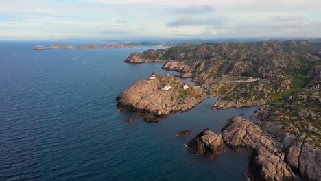 Leuchtturm-An-Der-Küste.-Der-Leuchtturm-Lindesnes-Ist-Ein-Küstenleuchtturm-An-Der-Südlichsten-Spitze-Norwegens.