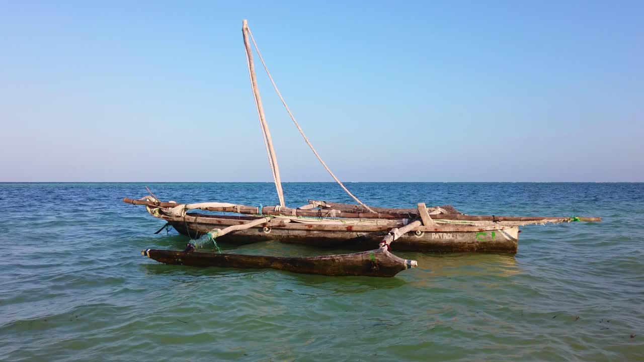 디아니 해변 의 전통적 인 배 - 갈루 해변 - 케냐, 아프리카