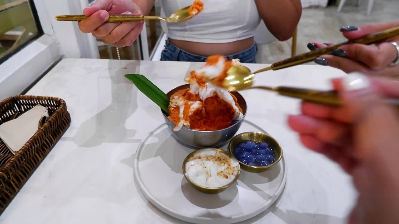 친구 들 과 함께 아유타야 에서 공유 하는 빙수 디저트