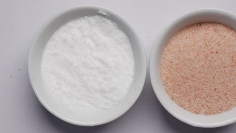sal blanca y rosa en cuencos