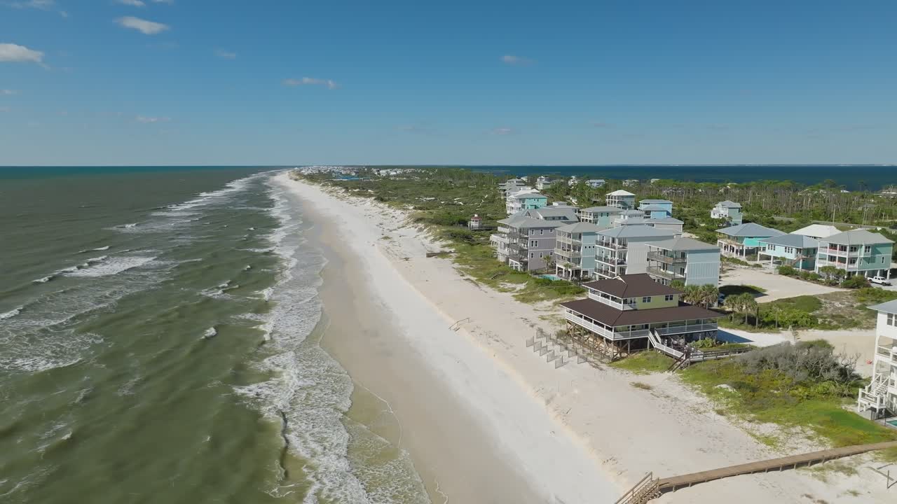 todavía aérea de las olas que se estrellan en hermosas playas de arena blanca en el cabo san blas, florida