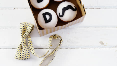 Cupcakes-with-text-dad-in-a-box-on-wooden-plank-4k