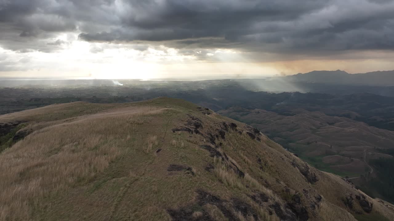 video del avión no tripulado sobre las montañas de fiji