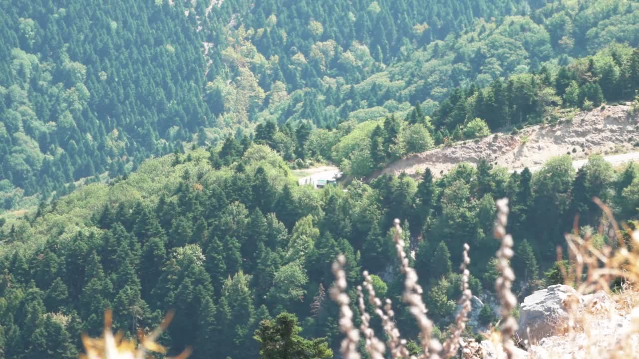carretera de montaña en grecia mientras un camión sube la colina