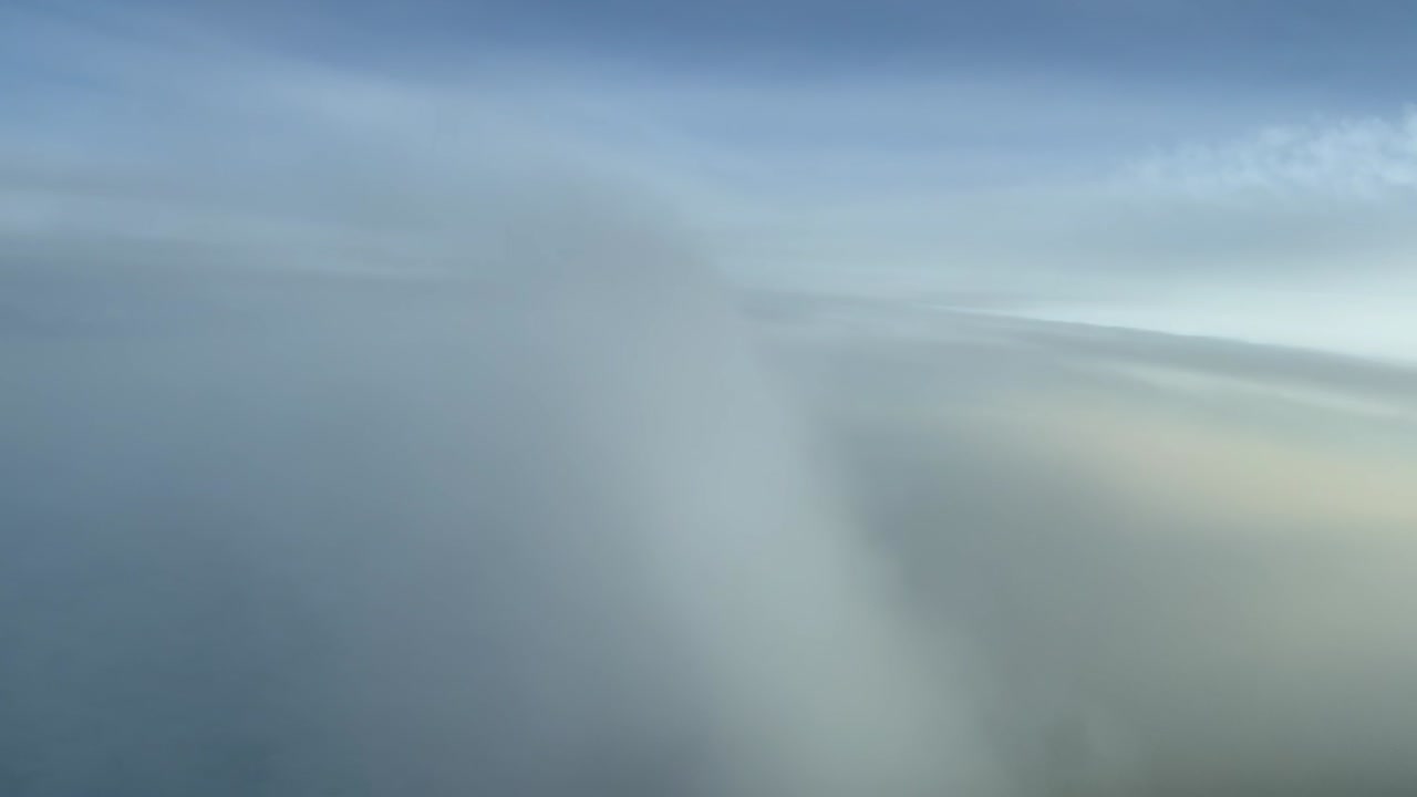 10마일 전방을 비행하는 비행기의 여파를 가로지르는 순항 수준에서 비행하는 제트기의 독특한 조종사 관점