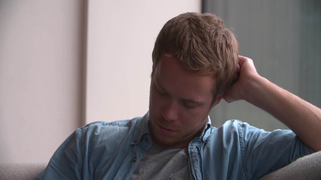 близкий снимок депрессивного молодого человека дома