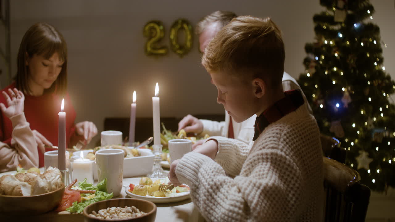 celebración de la víspera de año nuevo en la sala de estar.
