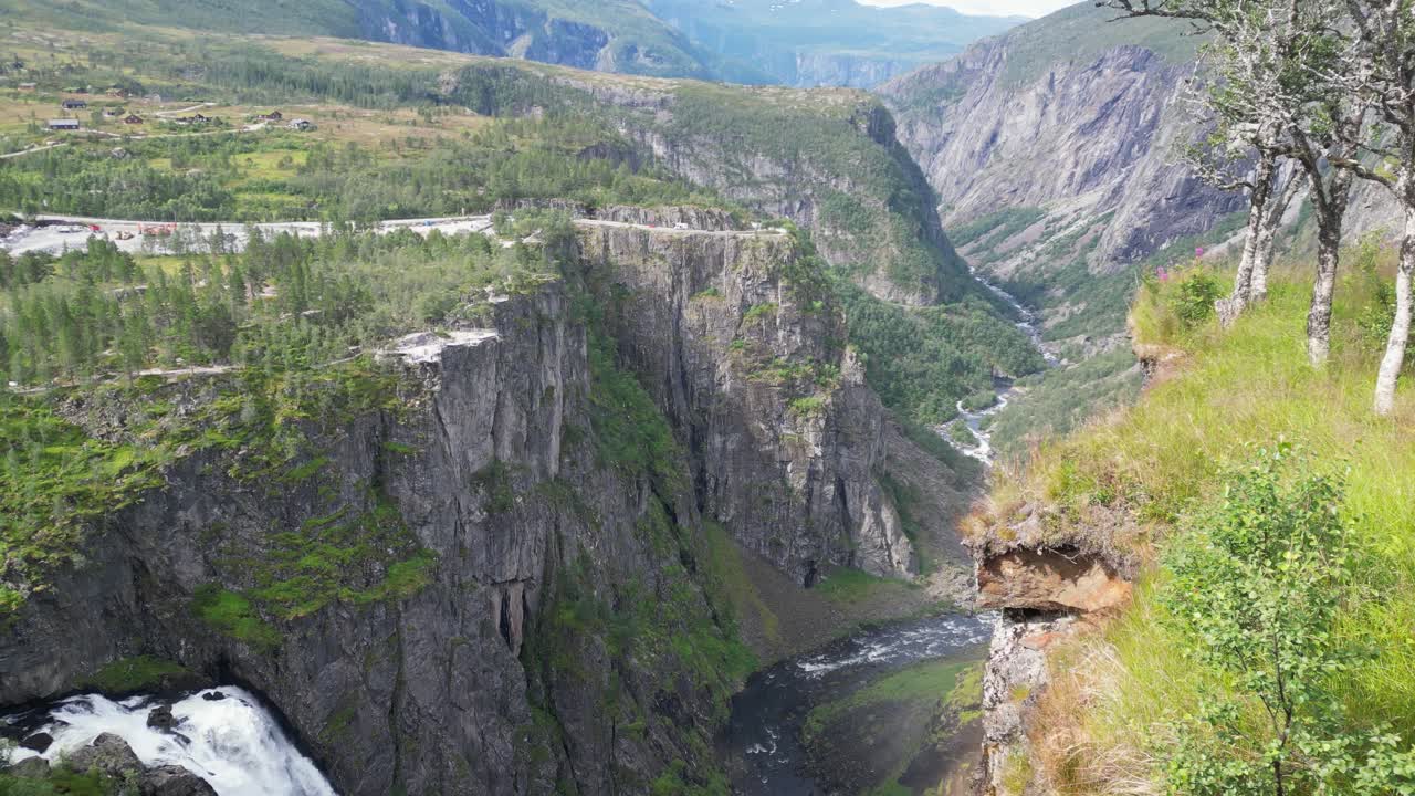 Vodopád Vøringfossen v Norsku – malebná přírodní krajina v Eidfjordu, Vestland – sklopení dolů