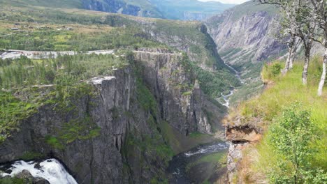 Cascada-De-Voringfossen-En-Noruega---Paisaje-Natural-Escénico-En-Eidfjord,-Vestland---Inclinándose-Hacia-Abajo