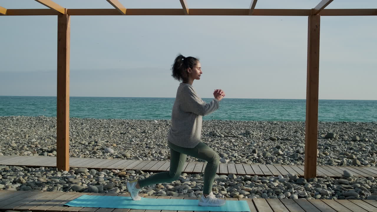 해변 에서 운동 하는 여자