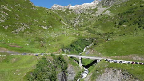 le rieu claret river wasserfall in den französischen alpen - luftwagen nach vorne