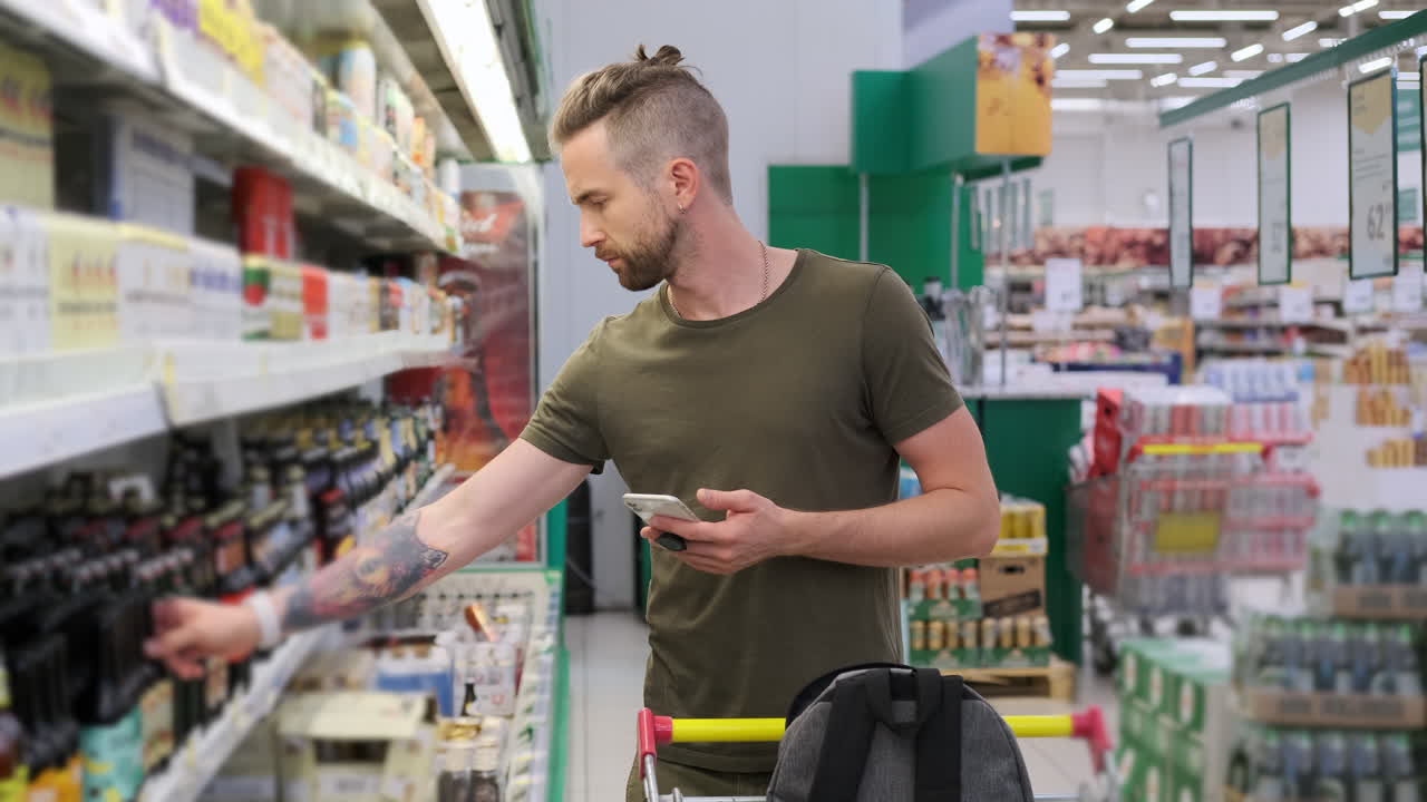 Uomo che fa acquisti al supermercato