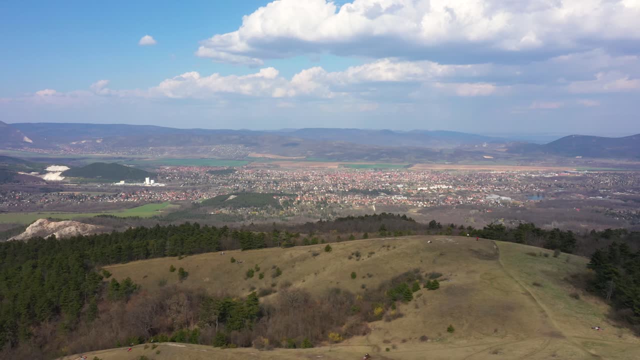 imágenes de drones de una pequeña ciudad cerca de budapest, hungría drones se mueven a gran altitud en la tarde de primavera