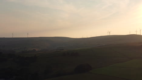 Windturbinen-Öko-Bauernhof-Auf-Wunderschöner-Berglandschaft-Am-Abend-Der-Goldenen-Stunde