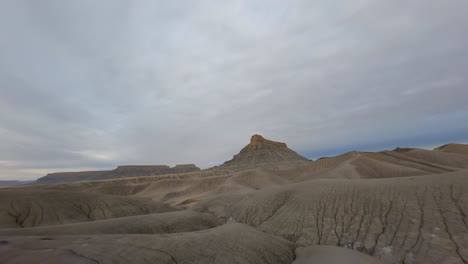 Factory-Butte-FPV-Drone-Sobrevuelo-En-Las-Colinas-Y-Cañones